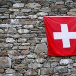 Schweizer Fahne vor einer Wand