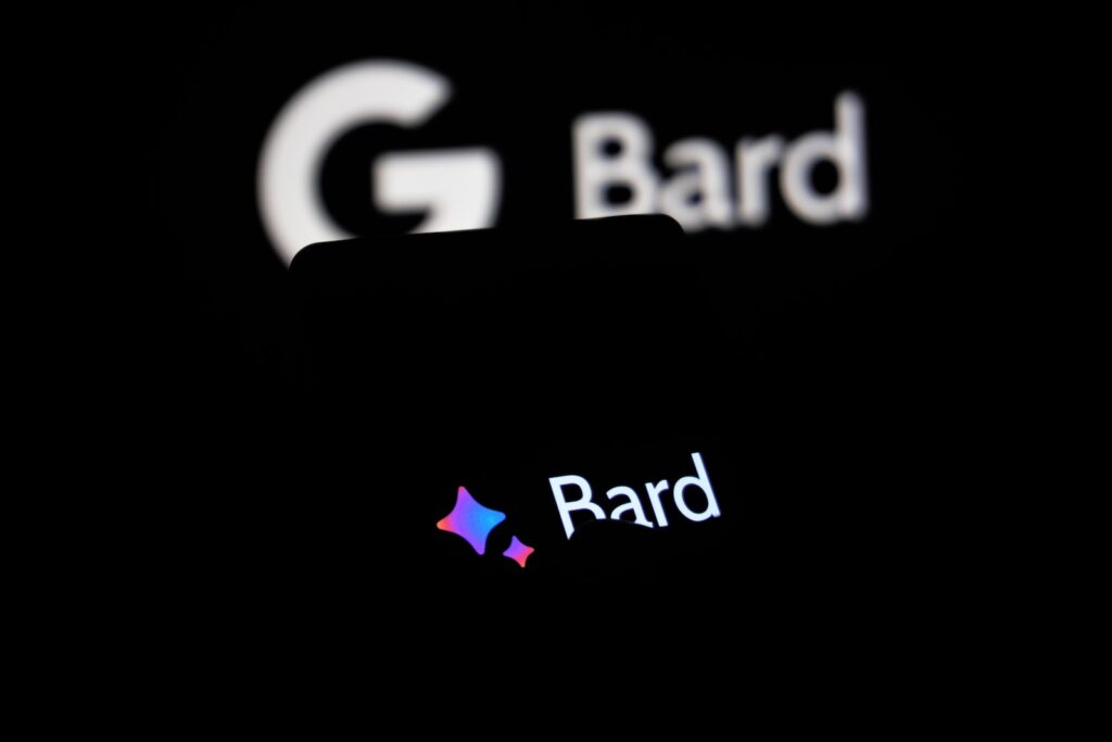 Eine Nahaufname eines Telefons mit dem Logo von Google Bard auf dem Bildschirm