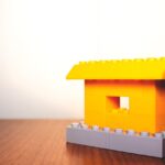 Kleines gelbes Haus aus Klemmbausteinen